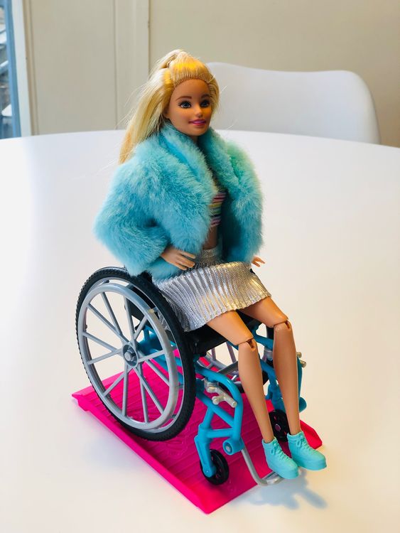 Poupée Barbie en fauteuil roulant