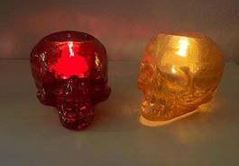 Kosta Boda Skull Teelichthalter 2-er Set - rot + goldfarben
