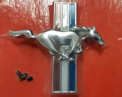Emblem Kotflügel rechts Pferd,     1964 - 1968 Mustang