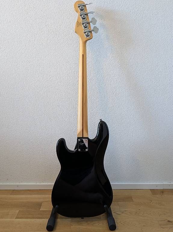 Instruments de musique: Squier Precision Bass Special + Ampli Line6 LowDown LD15 – D'occasion à Fribourg par happyludde 2