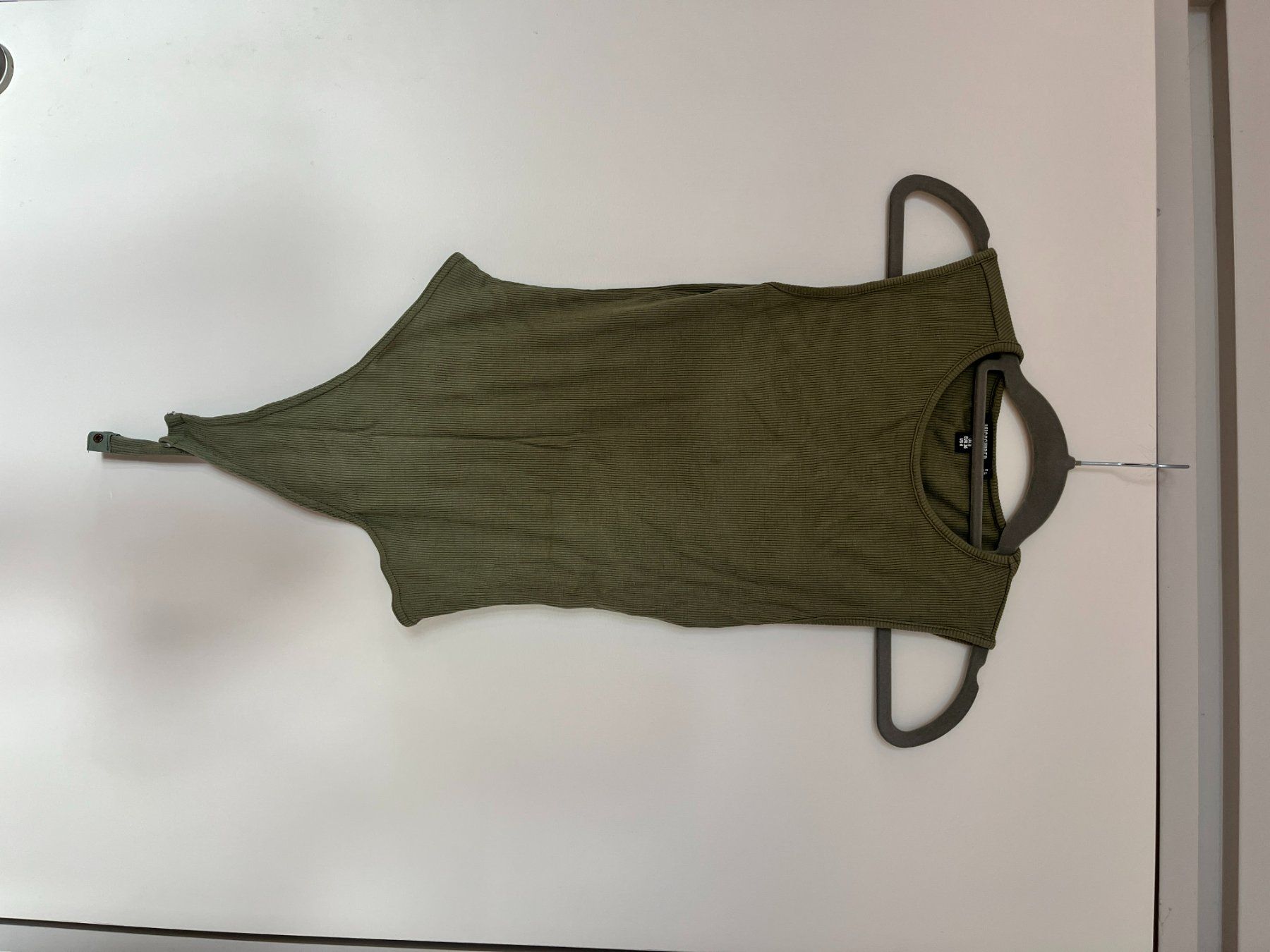 Top: Olivgrüner ärmelloser Body – Usato da Seuzach venduto da anina.k