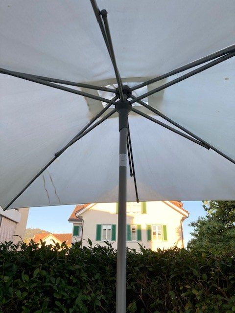 Parasols: Sonnenschirm mit Sockel – D'occasion à Hinwil par Rohland01 1