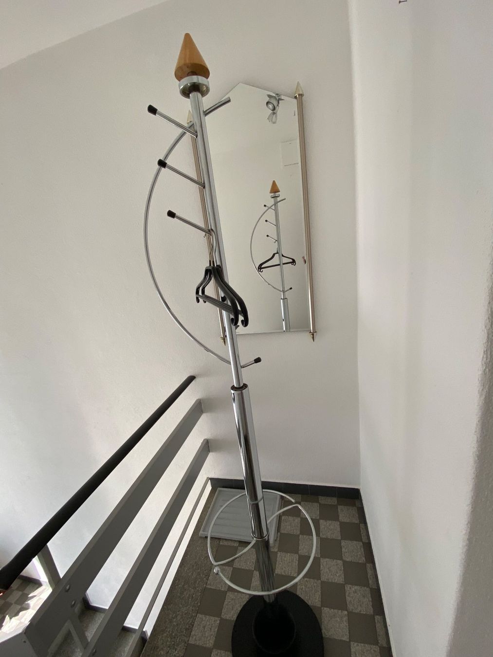 Altro in Decorazioni & Accessori: Kleiderständer mit Spiegel – Usato da Uttigen venduto da dor_2jnw 1