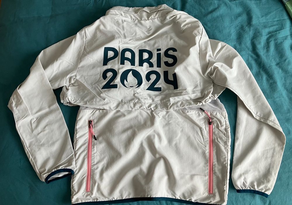JO Paris 2024 : la tenue des volontaires fait sensation ! - 02/08/2024 - Vidéo Wéo