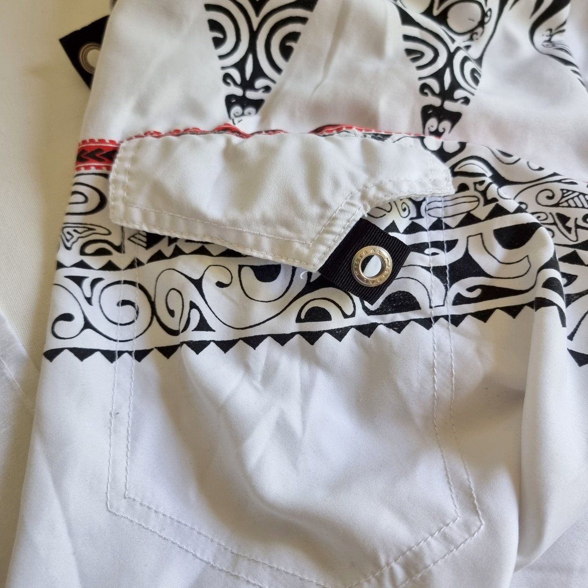 Pantaloni: Coole Long Short mit Maori Style Grösse 42 – Usato da Rupperswil venduto da moni_2024 3