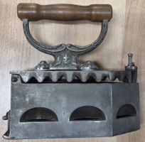 Fer à repasser ancien Helvetia fonte poignée bois