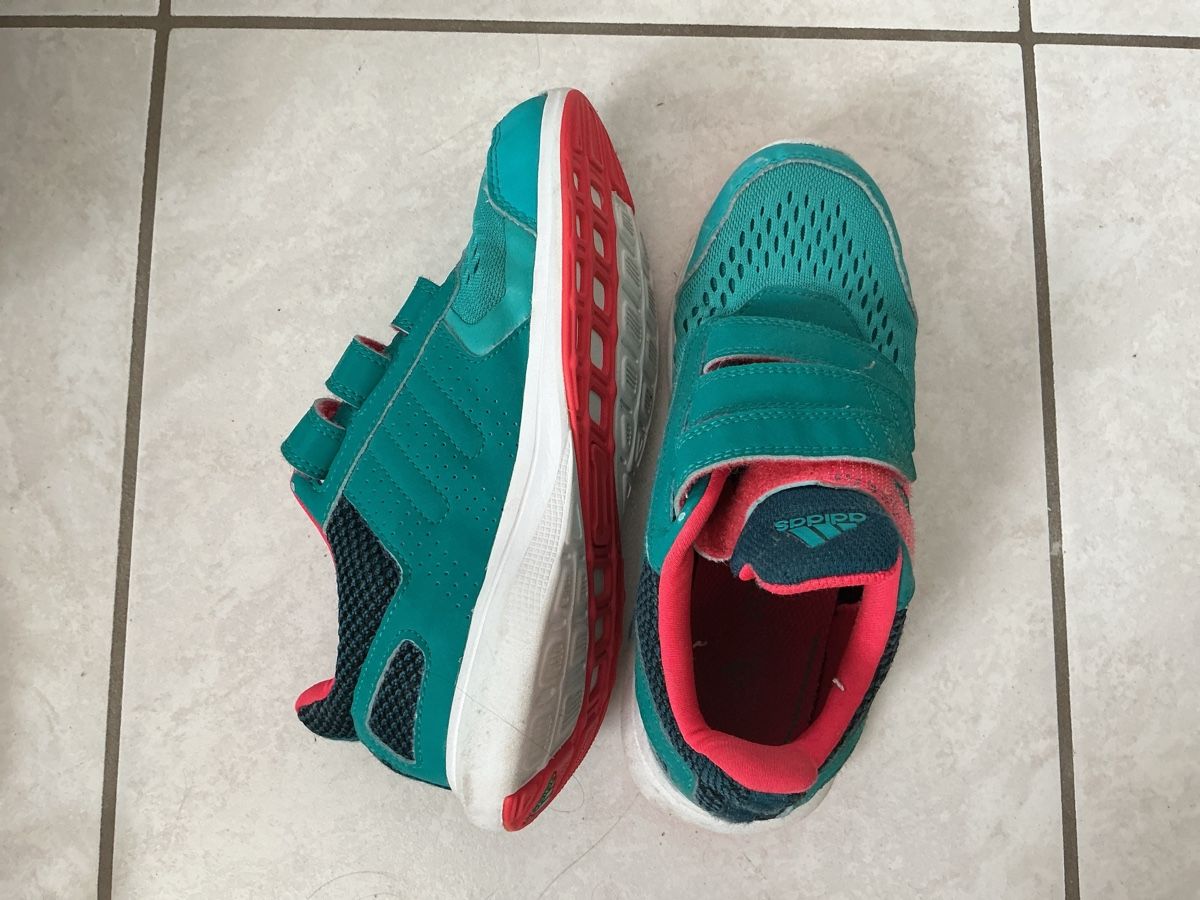 Adidas Schuhe für Jungen: Innenturnschuhe Grösse 34 – Gebraucht aus Grellingen von gartenzwerg03 1