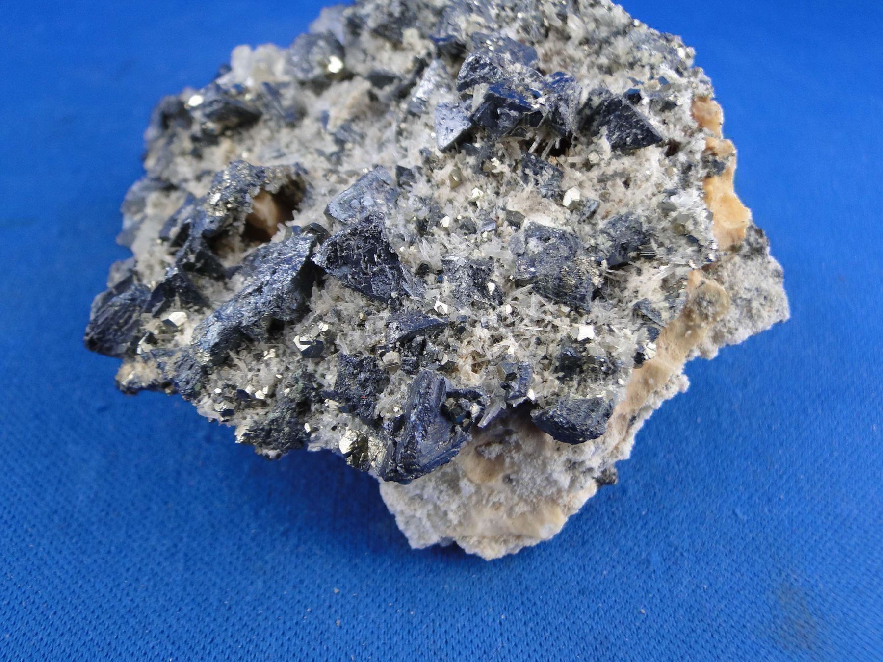 Minerali & Pietre curative: Tetrahedrit mit Pyrit – Usato da Schinznach Bad venduto da Demerald 6