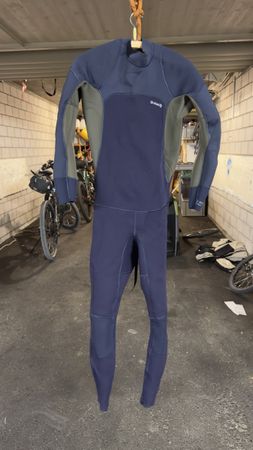 Neopren Ausrüstung in verschiedenen Wandstärken.