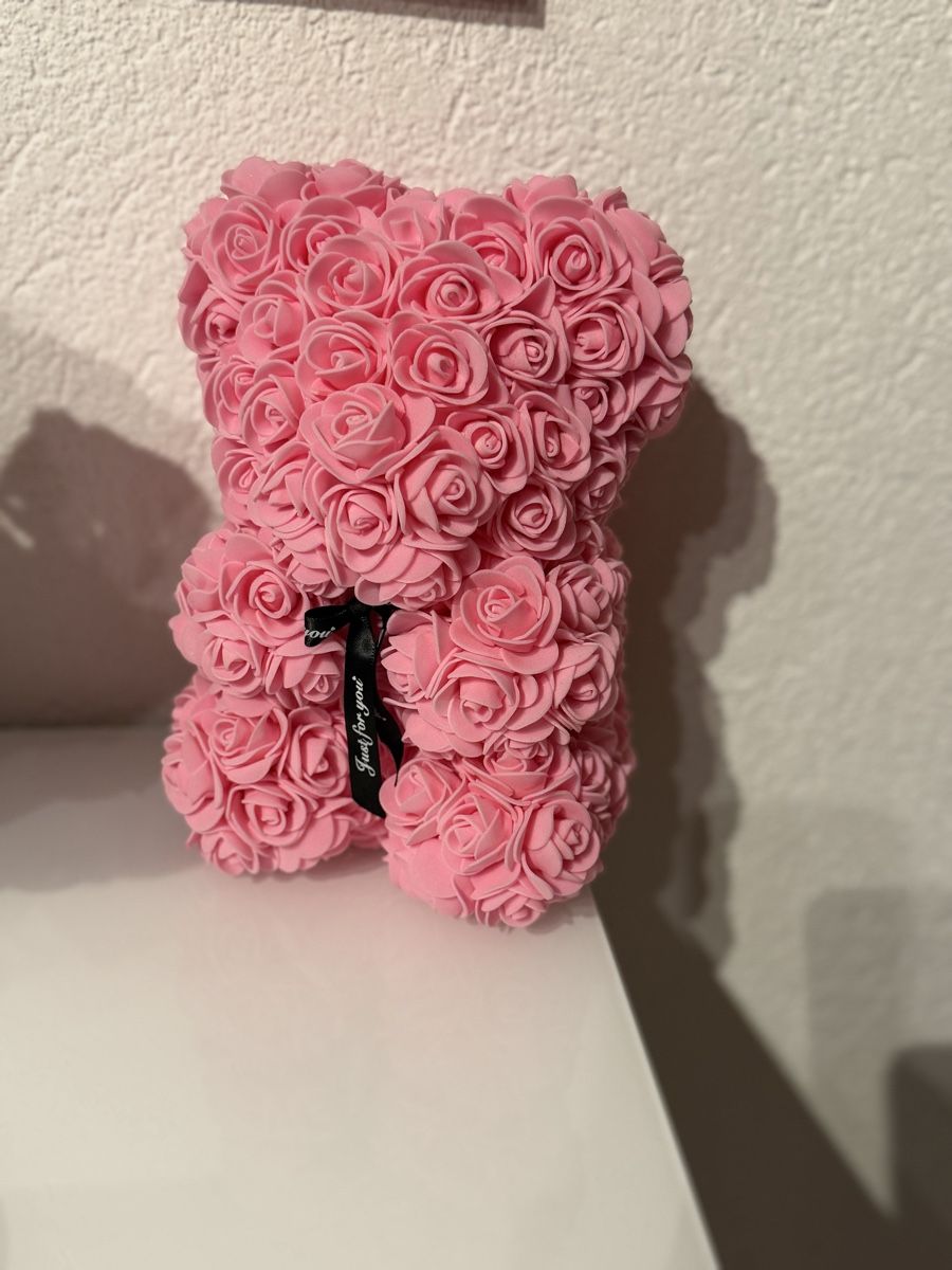 Toutes les décorations: Rosen-Teddybär in Rosa – Neuf avec emballage d'origine à Tennwil par Zaylaaa