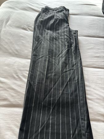 Schwarze Stoffhose mit Streifen, Divided H&M, Gr. M