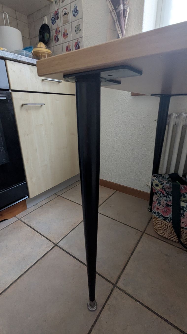 Pfister Tavoli: Pfister Tisch 80 x80 – Usato da Liebefeld venduto da se7ens 1