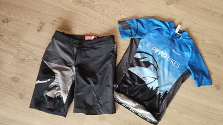 Qloom  Velo Set Trikot und Hose schwarz blau Gr 164