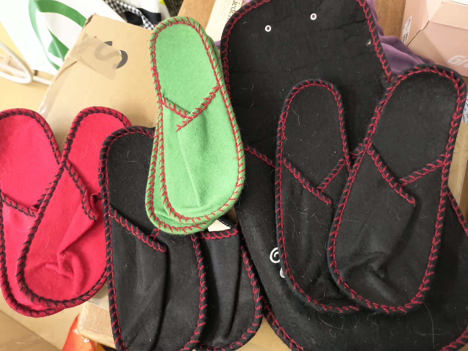 Scarpe da uomo: Filzpantoffeln Hausschuhe-Set, div. Grössen – Usato da Schöfflisdorf venduto da kin_2dp9