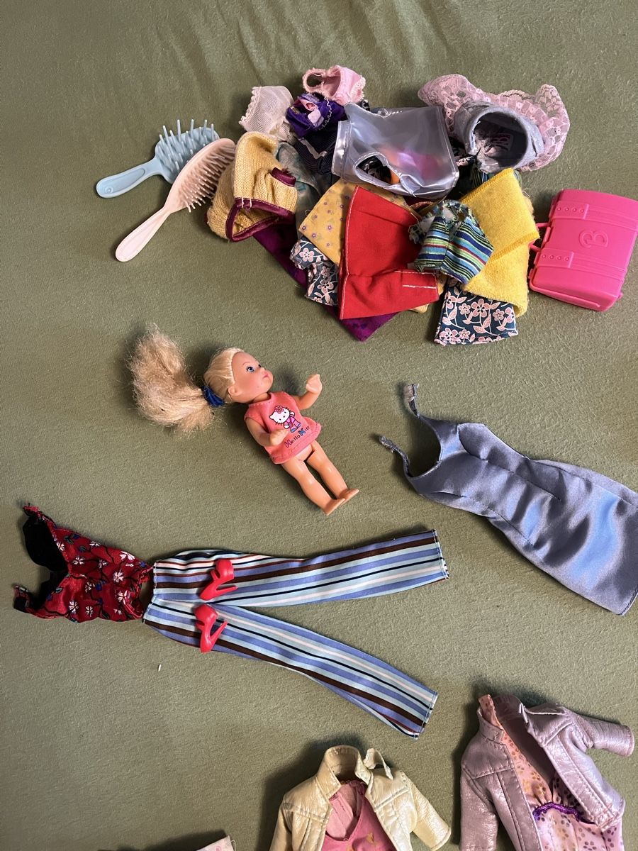 Puppen: Barbies mit Kleider und Zubehör – Gebraucht aus Büriswilen von val_n7hr 6