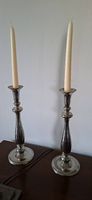 Paire de chandeliers argentés avec 2 bougies