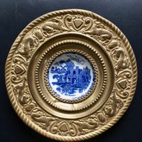 Assiette porcelaine murale ancienne, cadre laiton