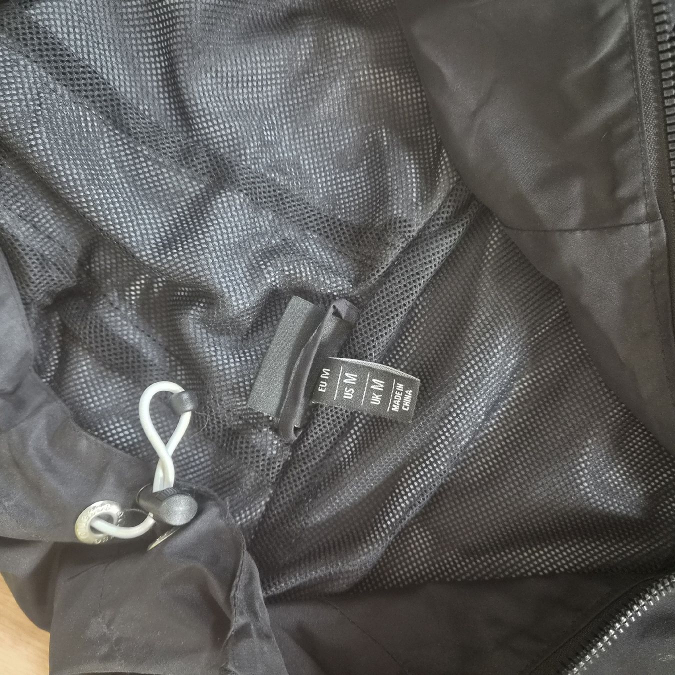 Ellesse Giacche: Ellesse Känguru Regenjacke Schwarz, Grösse M – Nuovo (secondo la descrizione) da Aesch BL venduto da PrestonMesh 3
