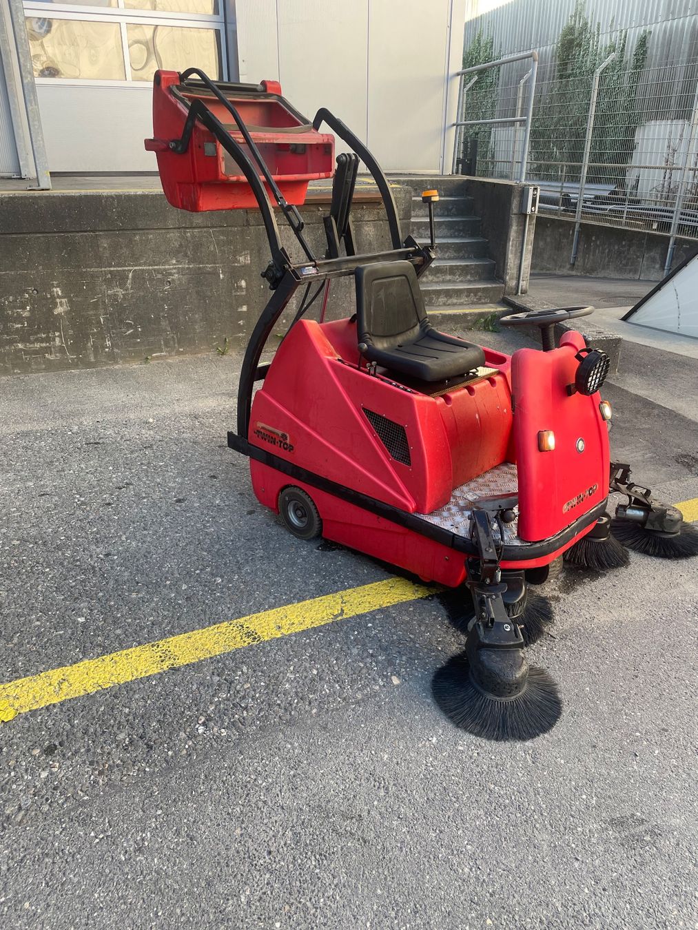 Tutte le macchine: Wischmaschine TWIN-TOP Stolzenberg – Usato da Biel/Bienne venduto da Michtelsen