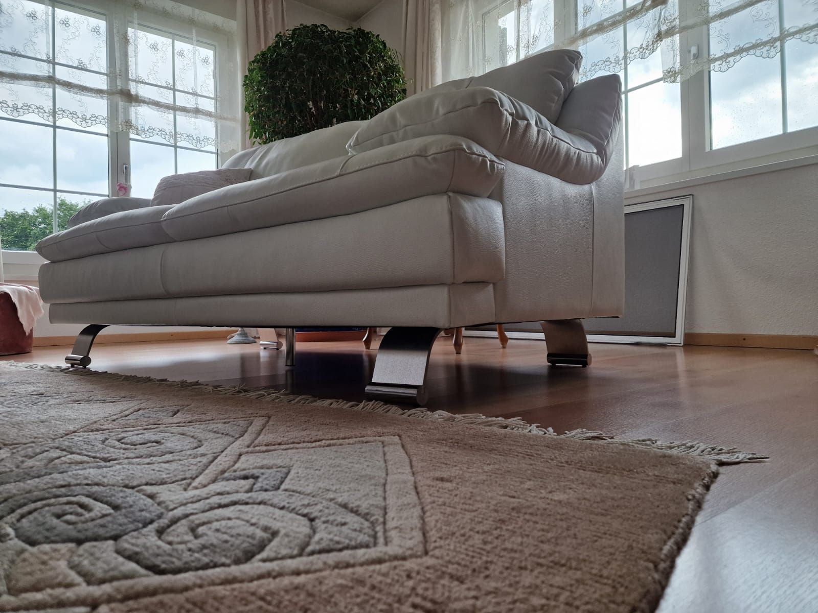 Sofas: Gut erhaltene Ledercouch, weiss, super bequem! – Gebraucht aus Gossau ZH von CR9 5