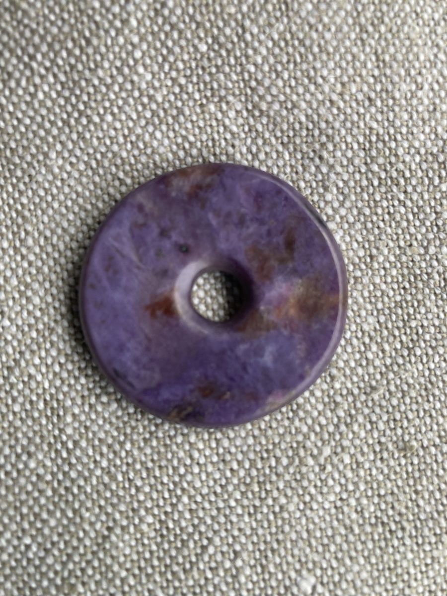Mineralien & Heilsteine: Schöner Sugilith Donut Anhänger, Pi-Scheibe – Neu und originalverpackt aus Sornard - Nendaz von Mapere 1