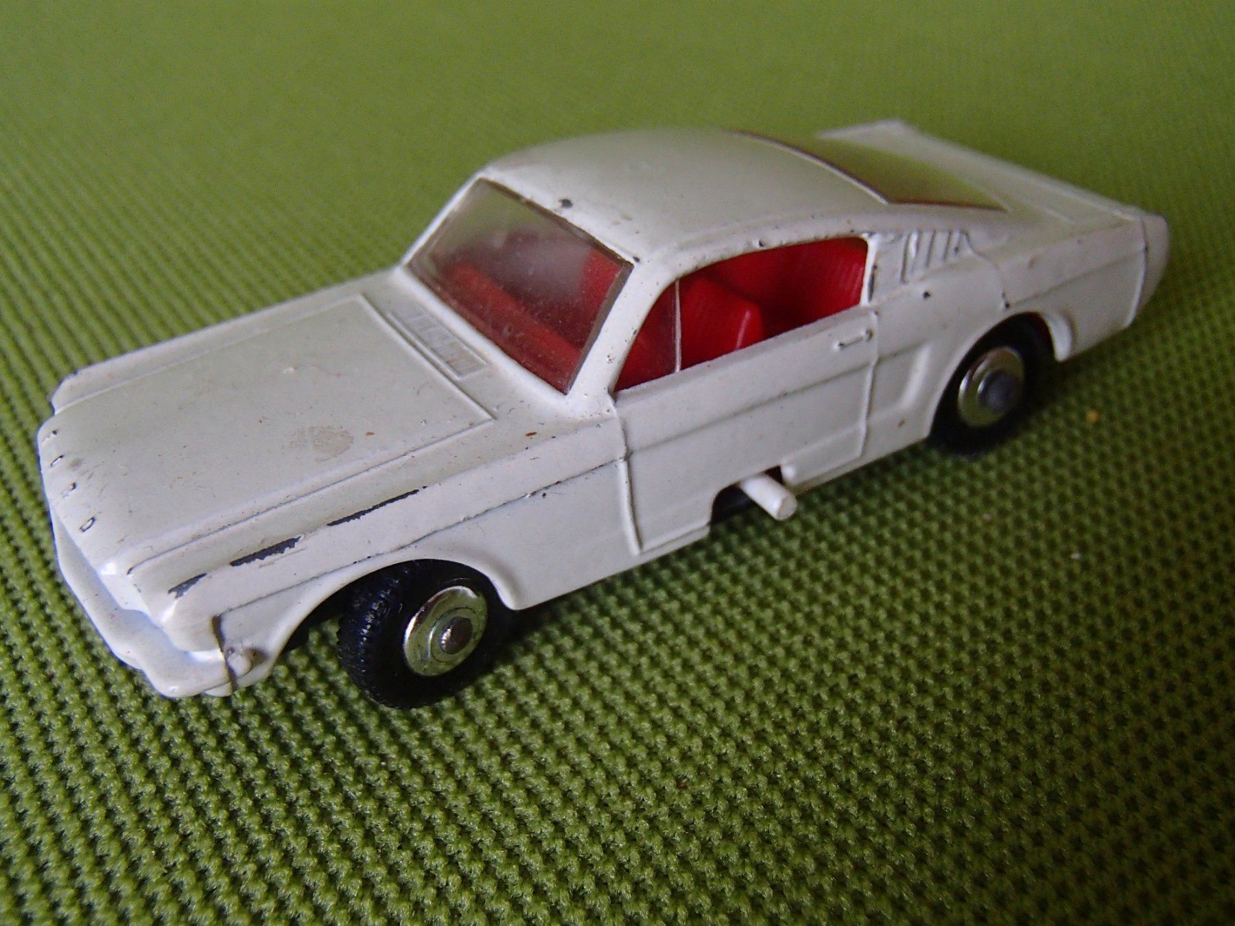 Matchbox Modellini d'auto: weisser Matchbox Ford Mustang – Usato da Schöfflisdorf venduto da pullux