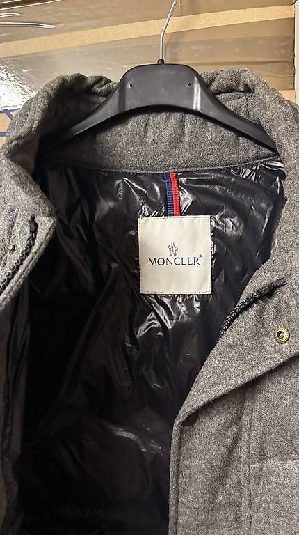 Moncler Giacche: Giubbotto Moncler originale – Usato da Camorino venduto da ana_bg8h