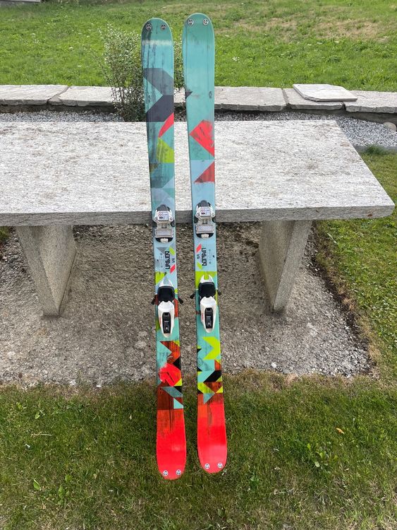 Skis alpins + fixation marque K2 - Sport & Plein air