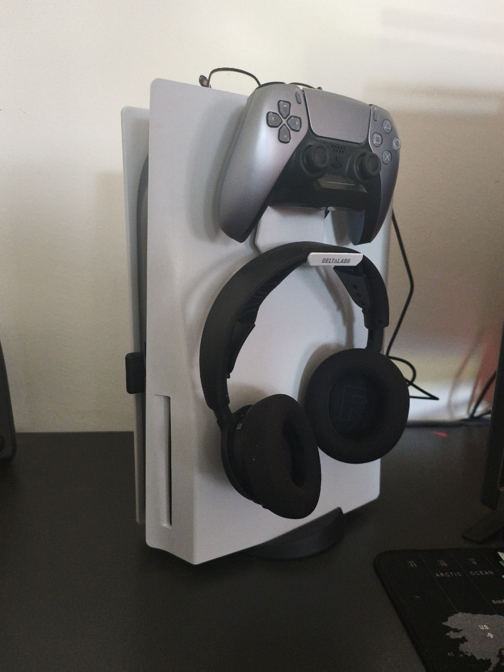 Sony Konsolen: PS5 mit Kopfhörerhalterung & Ladefunktion  – Gebraucht aus Egolzwil von spatz8353 1