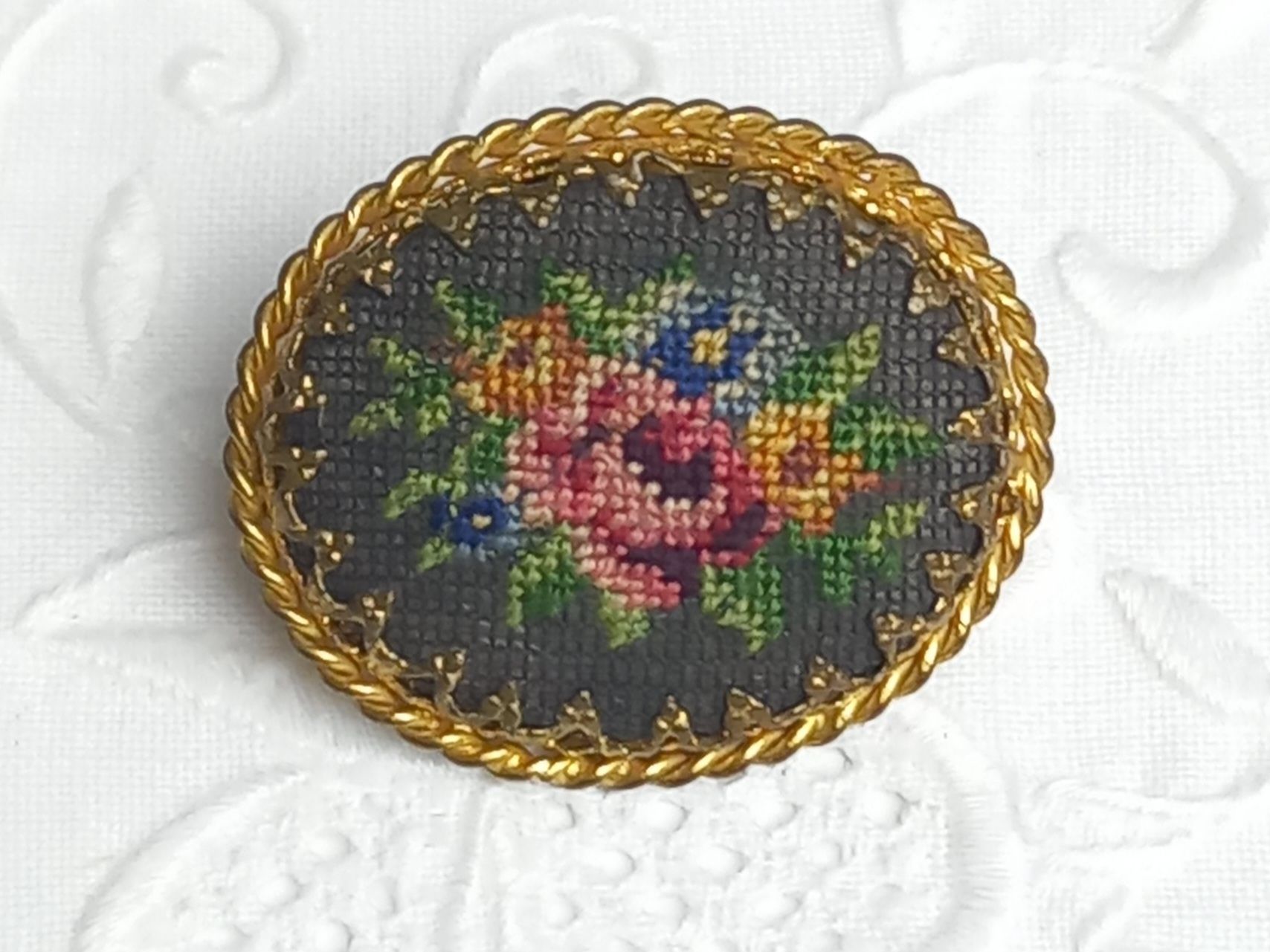 Broschen & Nadeln: Antike Petitte Pointe Brosche mit Rosen Bukett.  – Gebraucht aus Buchs AG von Dzirul