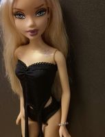 hübsche Barbie-Scene mit handgemachter Kleidung