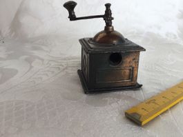 Ältere Metal Kaffemühle für die Puppenküche
