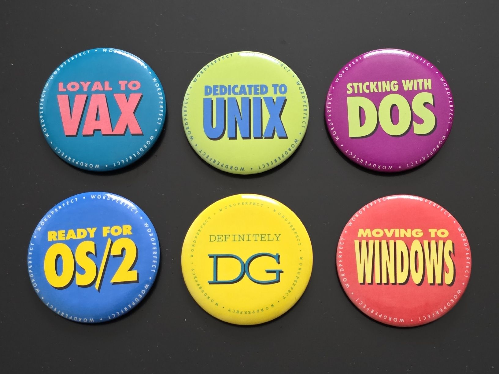 Placchette & Badge: 6 Vintage Computer Badges – Usato da Zürich venduto da Chko5