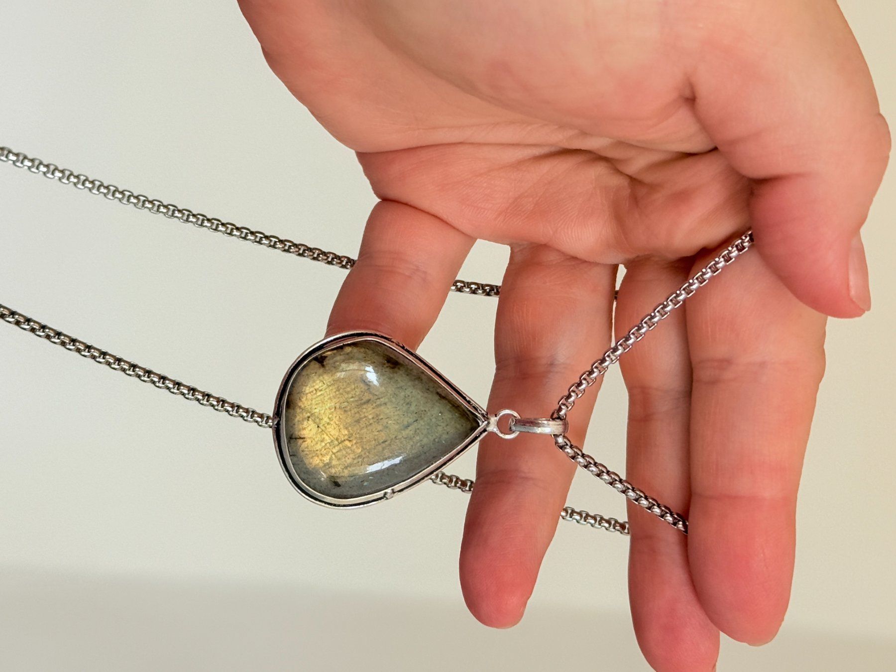 Catenine: Collier avec pendentif labradorite forme goutte argent – Nuovo e nell'imballaggio originale da Genève venduto da AGBERG 1