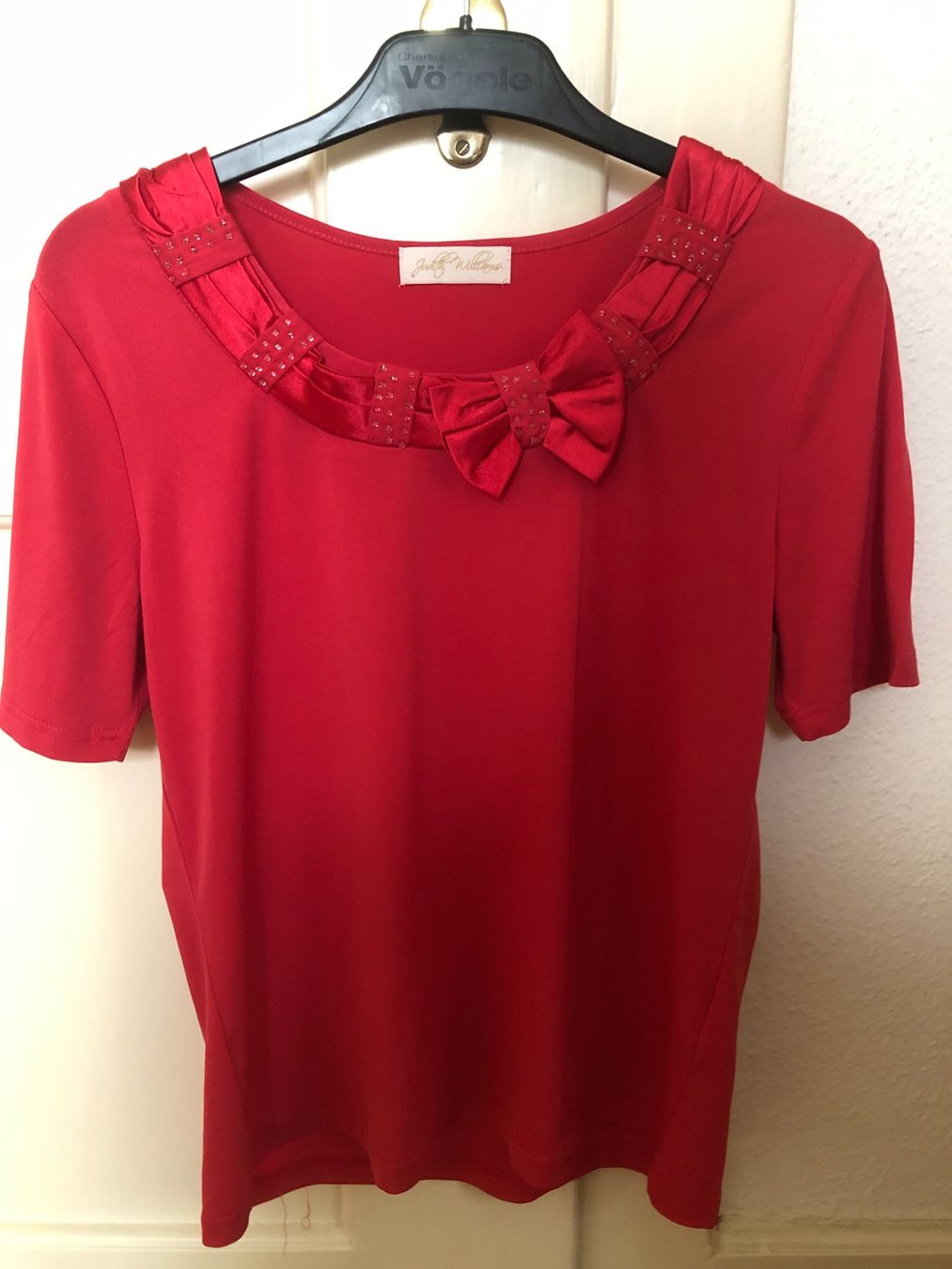 Blusen: Judith Williams Bluse 38 Rot Schleife Strass Kurzarm Elegant – Gebraucht aus Basel von Dasbrauchstdu