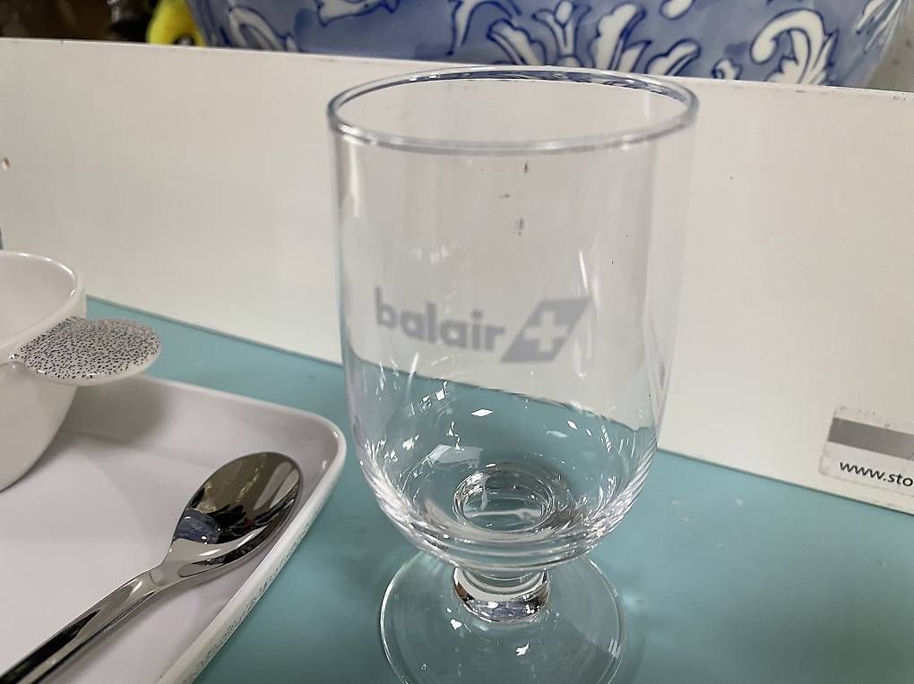 Bicchieri: BALAIR - Essgarnitur: Plate, Tasse, Glas, Löffel. mit Logo – Usato da Effretikon venduto da Bianchina2 2