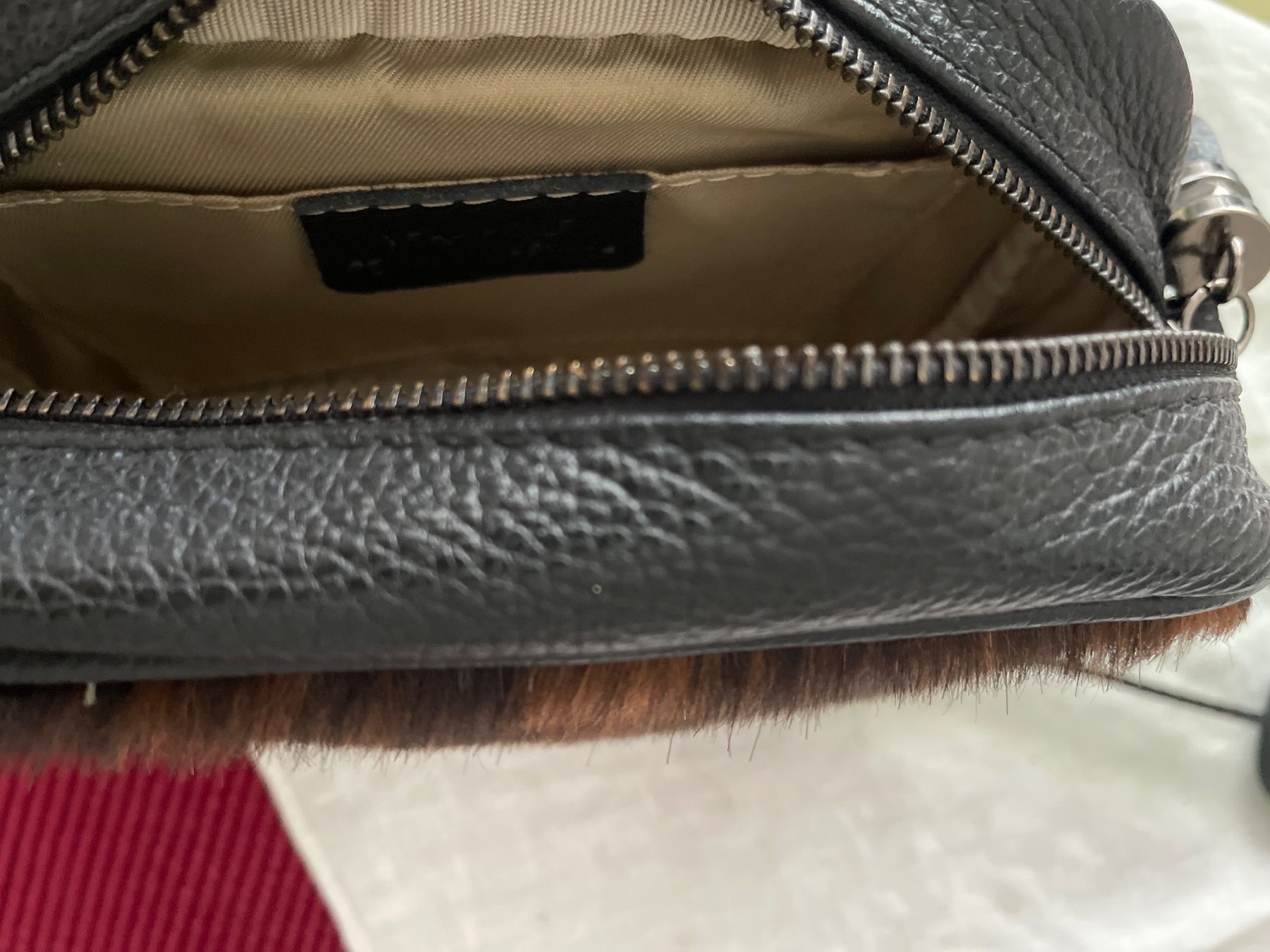 Taschen für Damen: Umhängetasche Leder Felloptik schwarz – Gebraucht aus Gutenswil von yneB1943 3