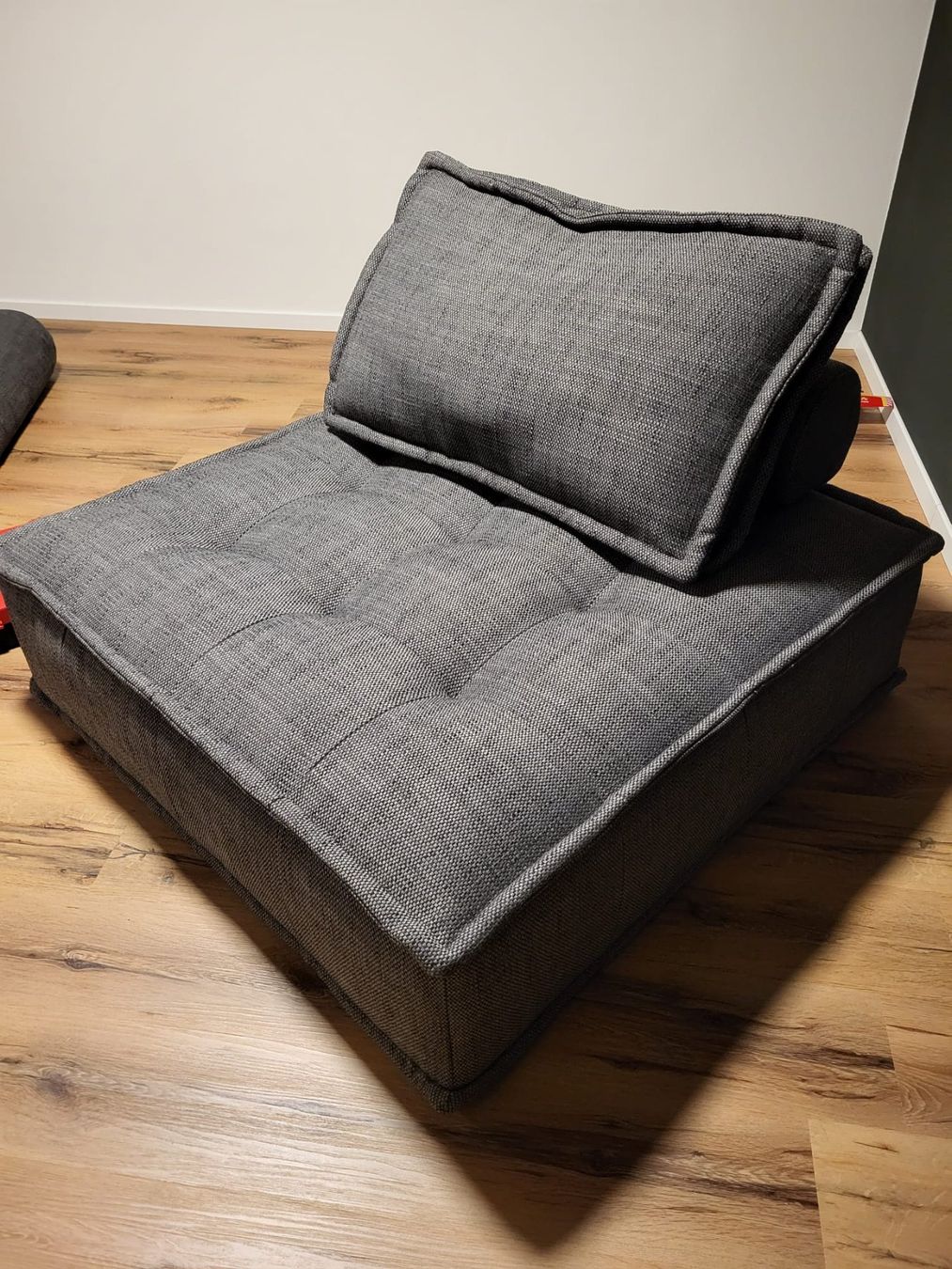 Maisons du monde Sofas: 2x Chauffeuses/canapé gris NEO ELEMENTARY – D'occasion à St-Aubin FR par -Fl4- 1