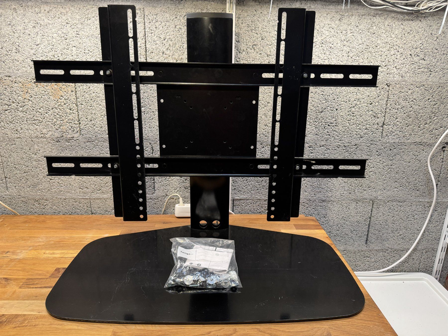 Supporti a parete: Flexson Adjustable TV Stand for SONOS PLAYBASE – Usato da Matran venduto da Hub_GVA 1
