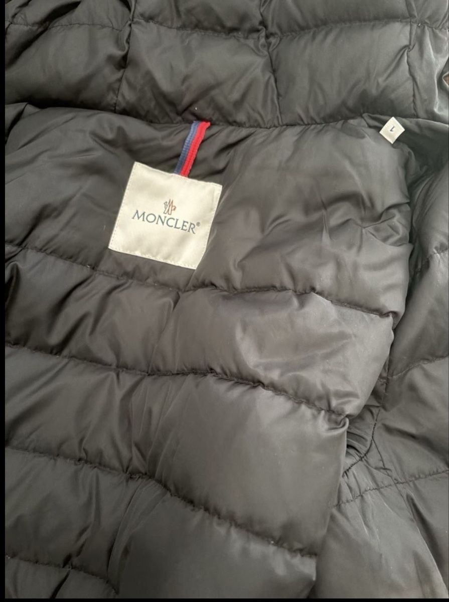 Moncler Jacken: Moncler Red Winterjacke mit Pelzkappe, Größe 1 – Gebraucht aus Zollikerberg von Chita440 3