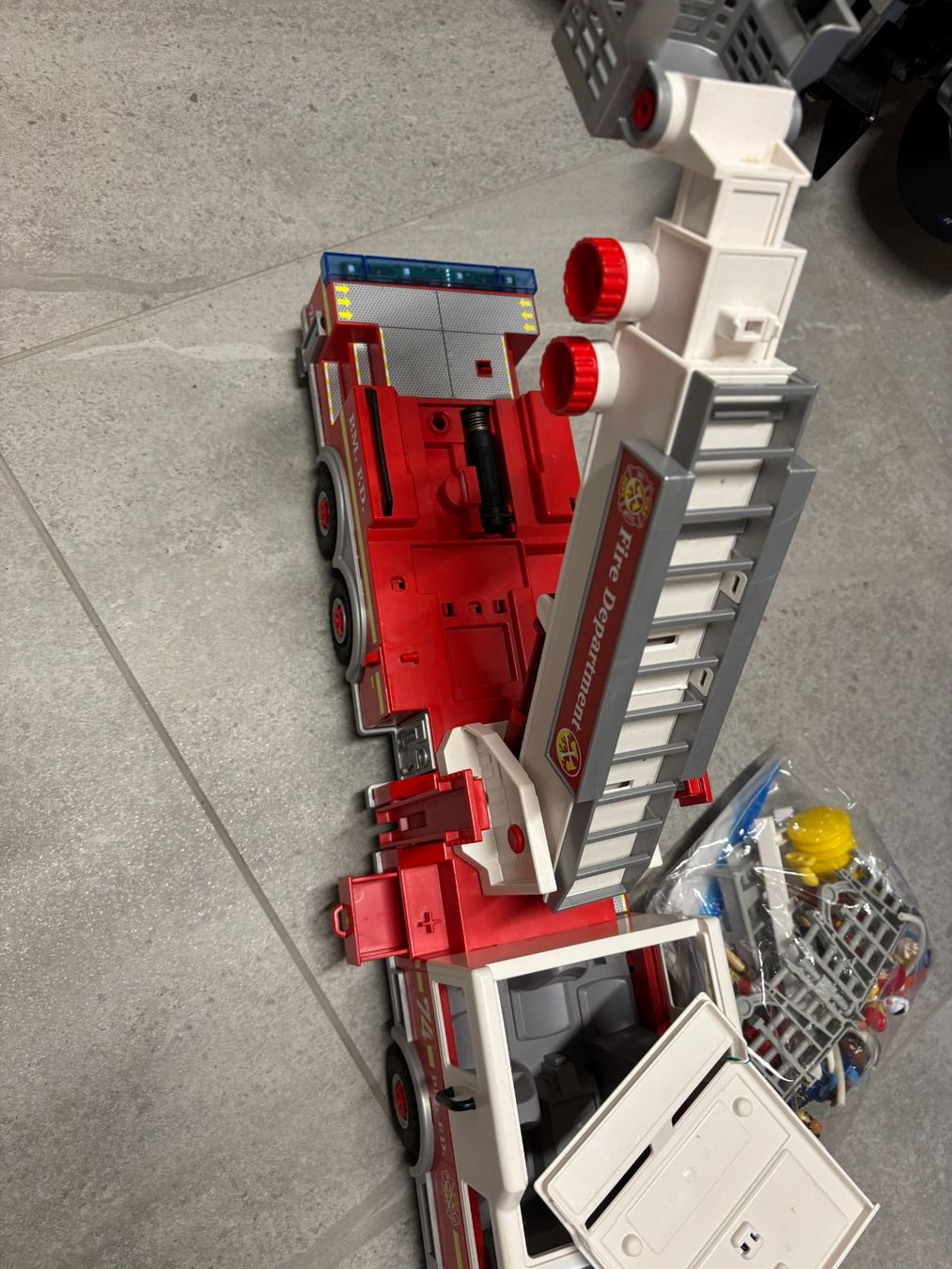 Playmobil Giocattoli: Camion de pompier Playmobil avec quelques accessoires – Usato da Salvenach venduto da gwenwywar 1