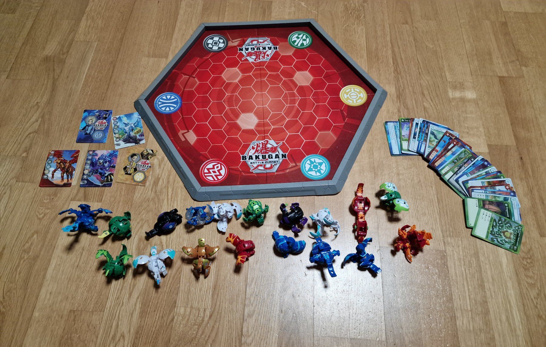 Jouets: Bakugan Set mit Arena und Karten – D'occasion à Würenlingen par zezy