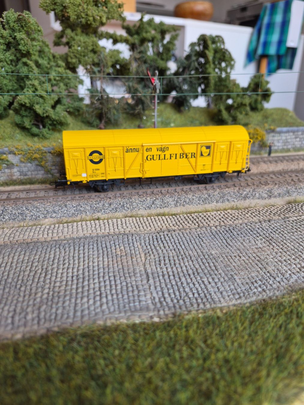 Modellini di ferrovie: NMJ 609.303, SJ gedeckter Grossraumgüterwagen "GULLFIBER" – Nuovo e nell'imballaggio originale da Yverdon-les-Bains venduto da far_cs8v