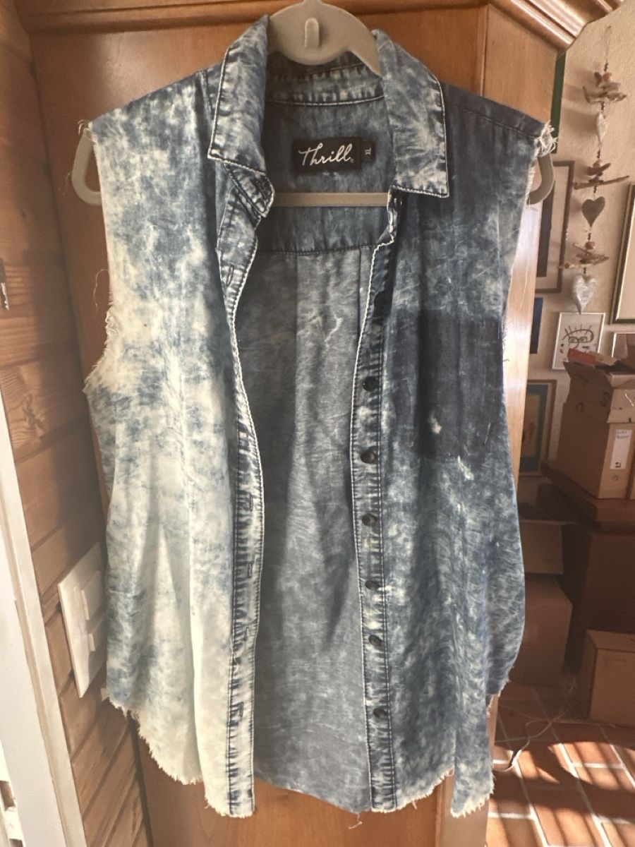 Chemisiers: Jeansbluse mit ausgefransten Ränder – D'occasion à Watt par Kfassnacht