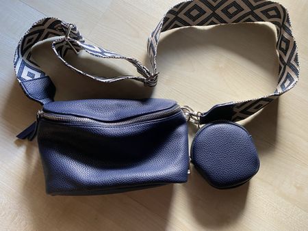 Kleine dunkelblaue Umhängetasche mit Portemonnaie