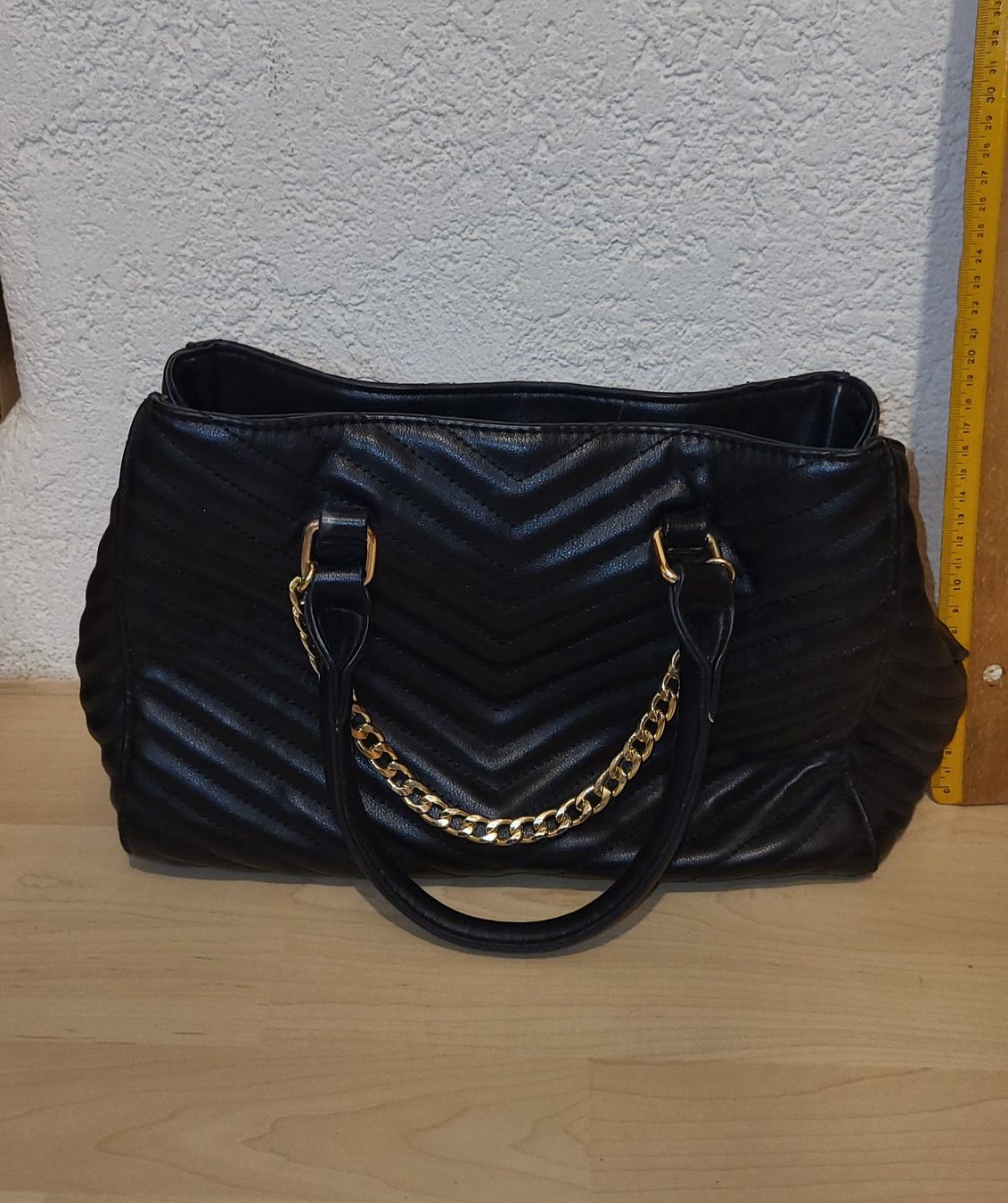 Taschen für Damen: Schwarze Handtasche mit goldener Kette – Gebraucht aus Wald ZH von SwissPawnshop 3