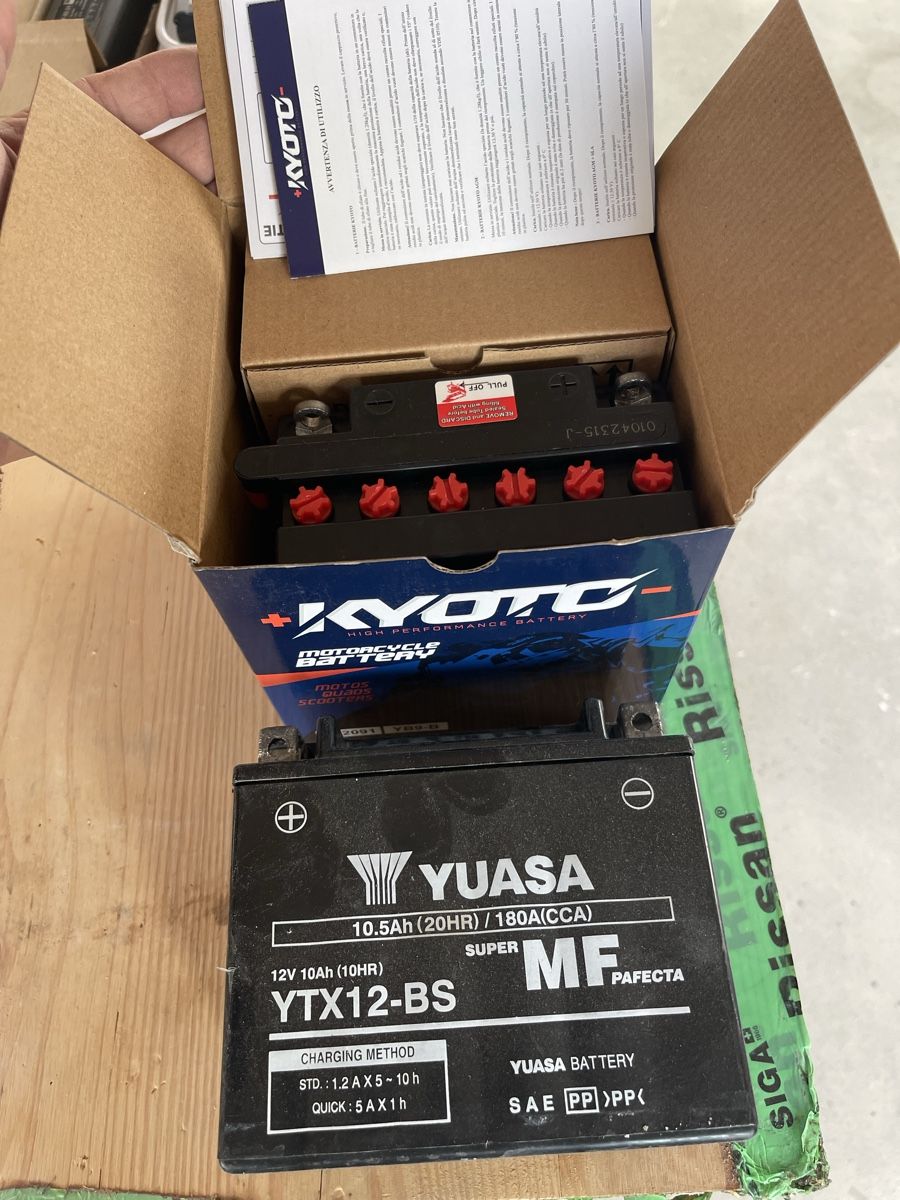 Varta Batteries: 2 Batterien – D'occasion à Bottmingen par ale3829 1
