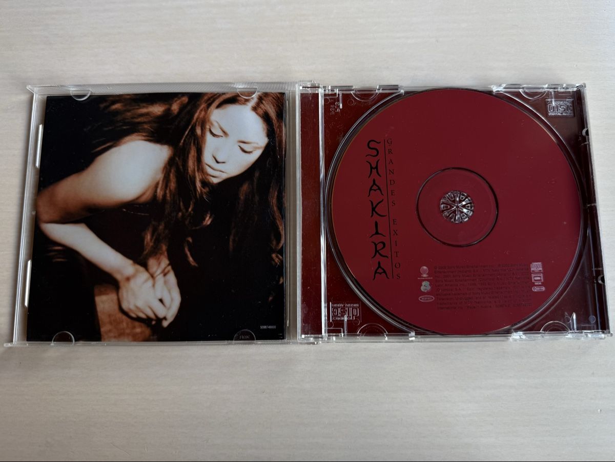 CD: Shakira - Grandes Exitos CD Album 2002 – Usato da Oberried Brienz venduto da Chyara 2