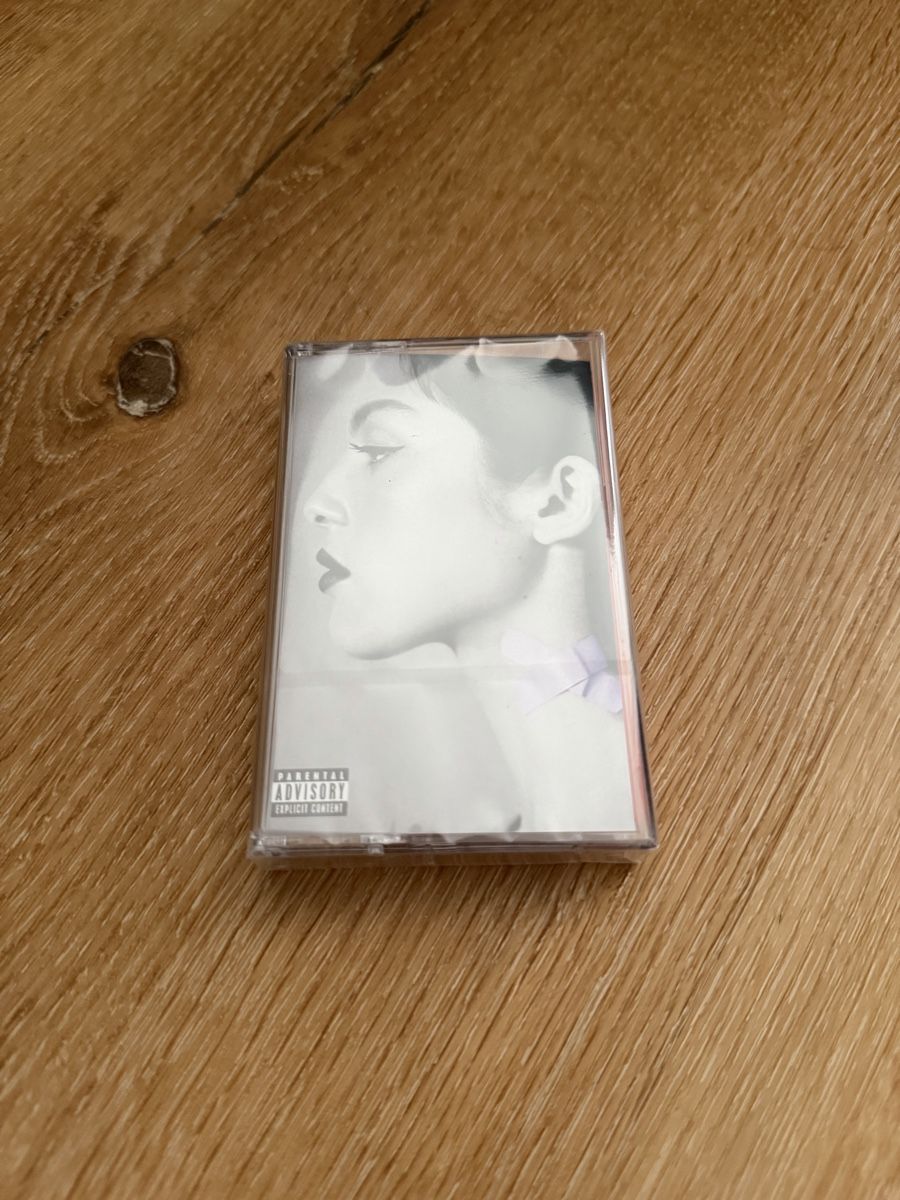 Musicassette: Olivia Rodrigo - Vampire Kassette – Nuovo e nell'imballaggio originale da Ettingen venduto da robbenlos