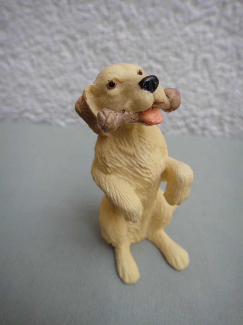 Puppenhäuser & -möbel: Puppenhauszubehör, Labrador. blond mit Knochen – Neu und originalverpackt aus Detligen von Crissie307